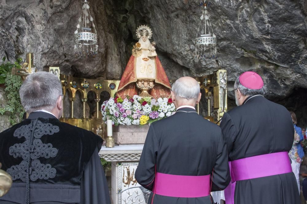 El Arzobispo de Oviedo, en Covadonga