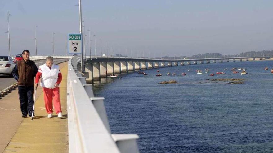 El antes y el después del puente para los vecinos de A Illa marca el argumento del trabajo. // N. Parga