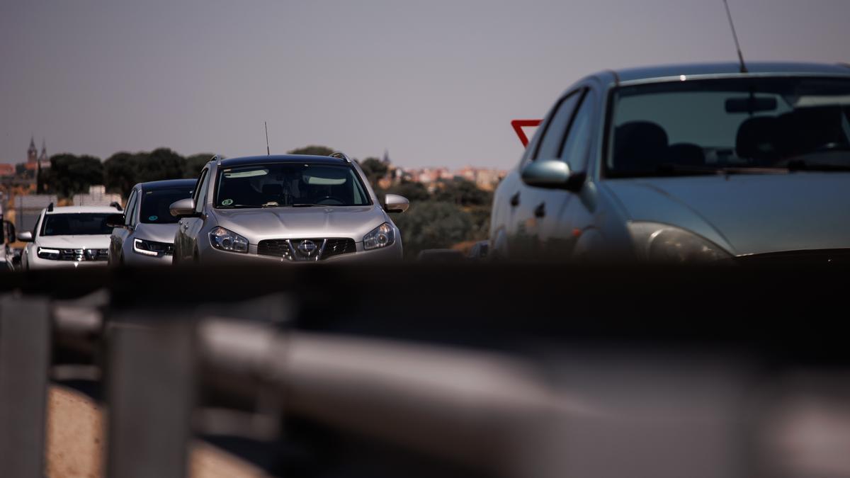 Varios vehículos durante un control de la Guardia Civil en una autovía.