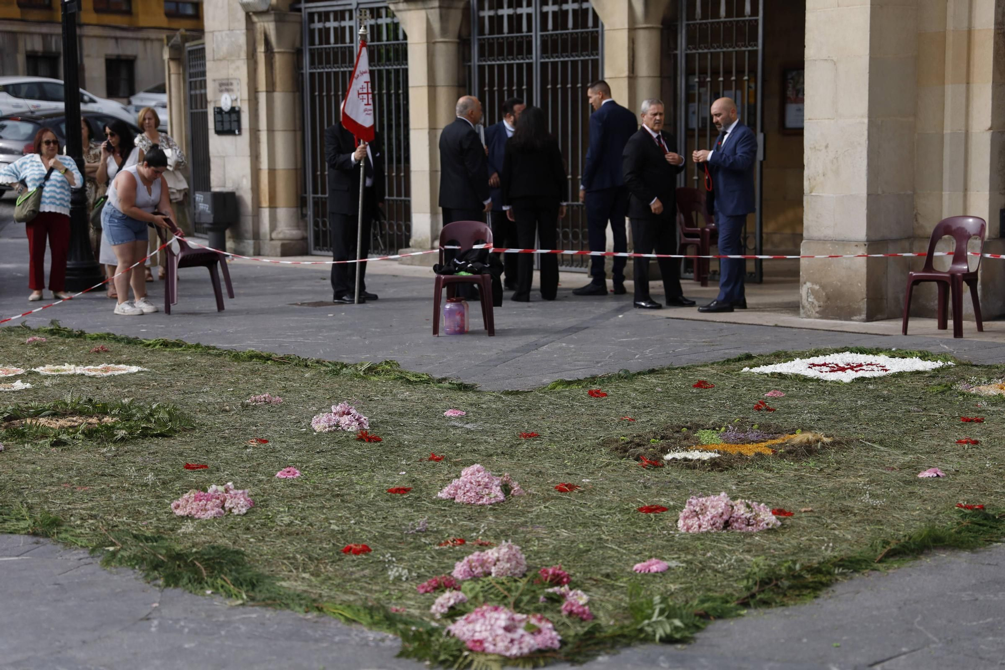 Pétalos, incienso, niños... así fue la procesión del Corpus Christi en Gijón (en imágenes)