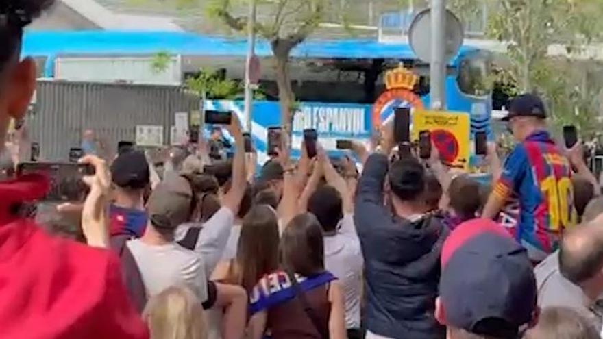 ¡Así han recibido los aficionados a los jugadores del Barça y del Espanyol!