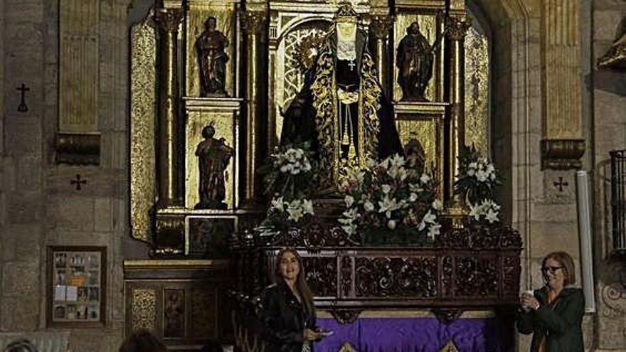 La Soledad ya en su mesa procesional ayer en la iglesia de San Juan.