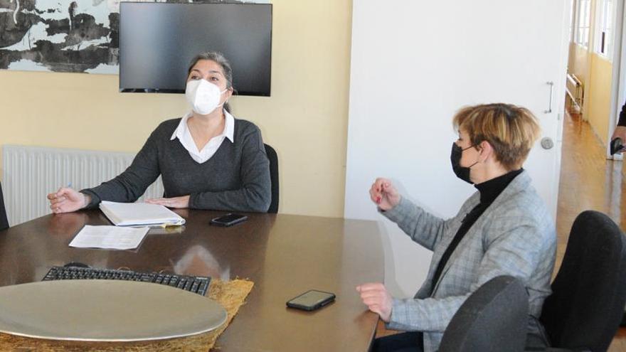 Victoria Portas y Mercedes Giráldez en una reunión en la alcaldía.