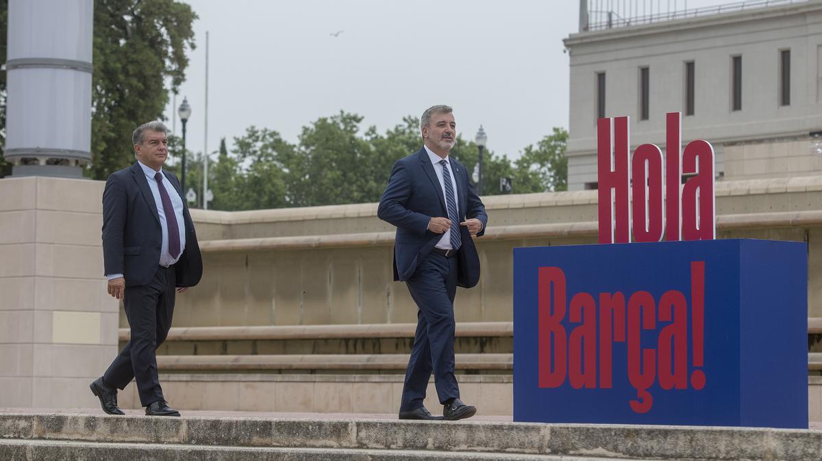 El presidente del Barça, Joan Laporta, y el entones primer teniente de alcalde, Jaume Collboni, presentan el acuerdo entre el club y el ayuntamiento, en junio de 2022