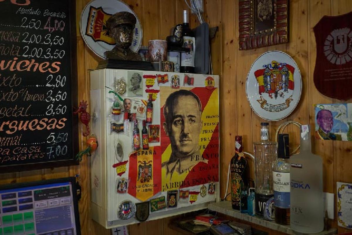 Imágenes de Franco y símbolos franquistas en el interior del bar 'Una, Grande, Libre'.