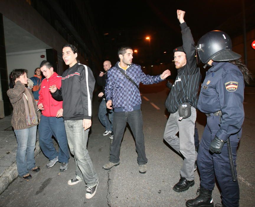 La efigie del Rey ardió tras una marcha independentista // R. Grobas