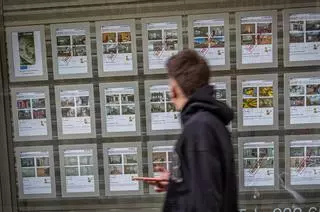 Un estudio acusa a las agencias inmobiliarias de encarecer los alquileres en Barcelona