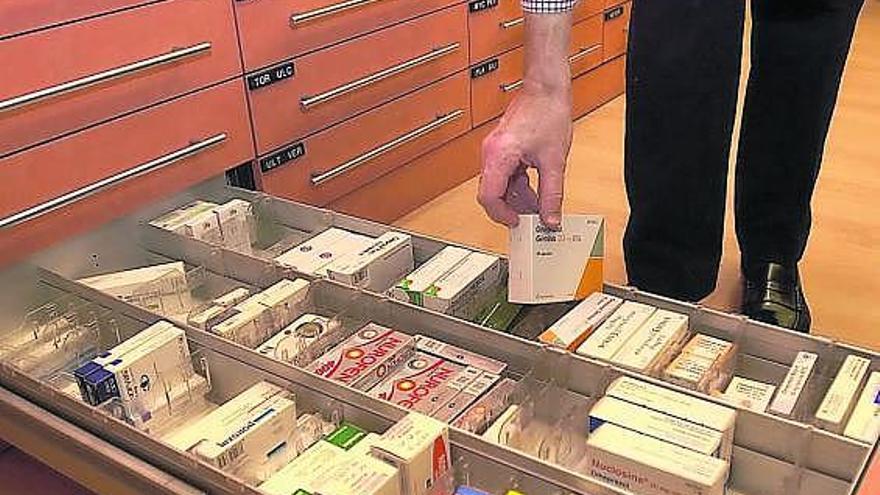 a partir de esta medianoche, valen un 7,5% menos. El stock de medicamentos de las farmacias se verá devaluado, a partir del 1 de junio, al entrar en vigor el nuevo real decreto de contención del gasto público.