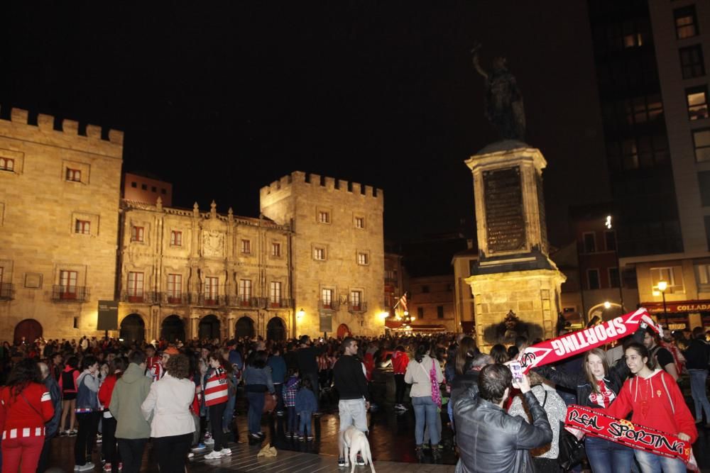 Celebración rojiblanca en la plaza del Marqués