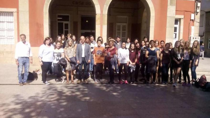 Fotografía del grupo de intercambio, con representantes institucionales y del Johán Carballeira.