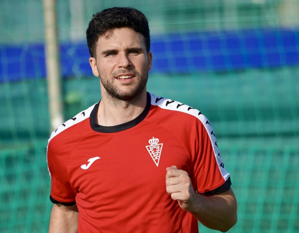 Álvaro Giménez durante un entrenamiento con el Real Murcia esta semana.