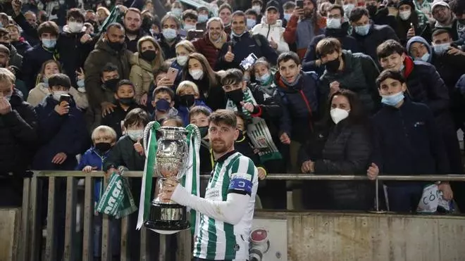 El Córdoba CF dice adiós a Javi Flores, un icono blanquiverde
