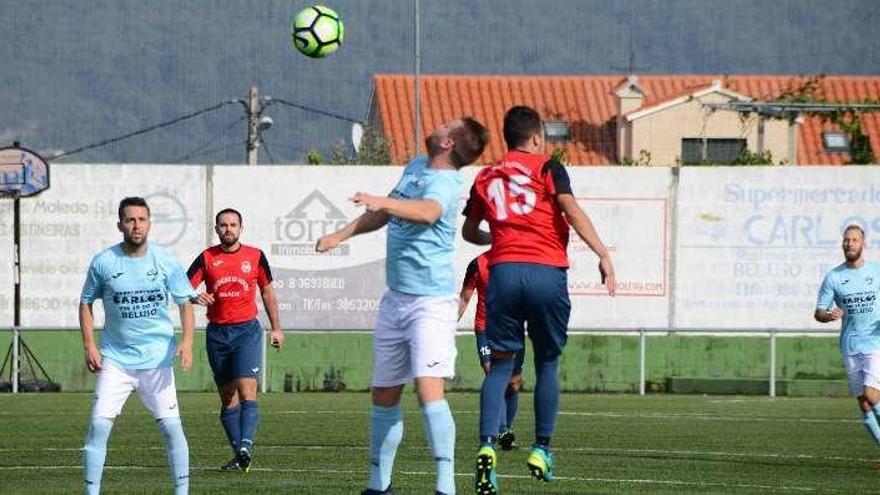 Un momento del partido de ayer entre Beluso y San Esteban. // G.N.