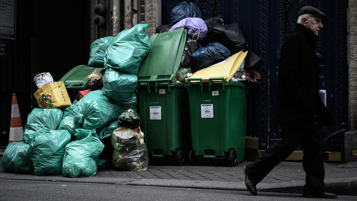 Basura acumulada en París en febrero pasado, cujando hubo huelga de trabajadores de la recogida e incineración de basura por la reforma de las pensiones.