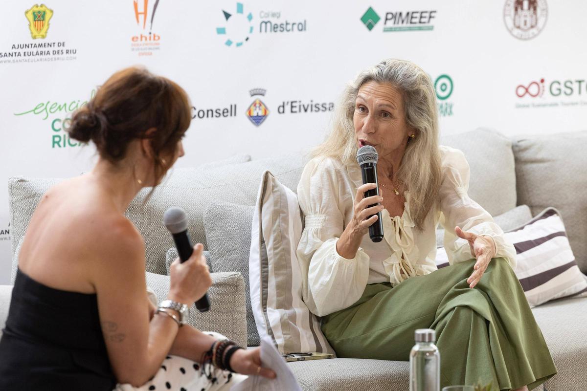 La periodista Teresa García Navarro y la alcaldesa de Santa Eulària, Carmen Ferrer.