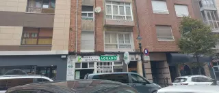 Malestar en el barrio gijonés de La Arena por un edificio de okupas: "Cada poco viene la Policía"