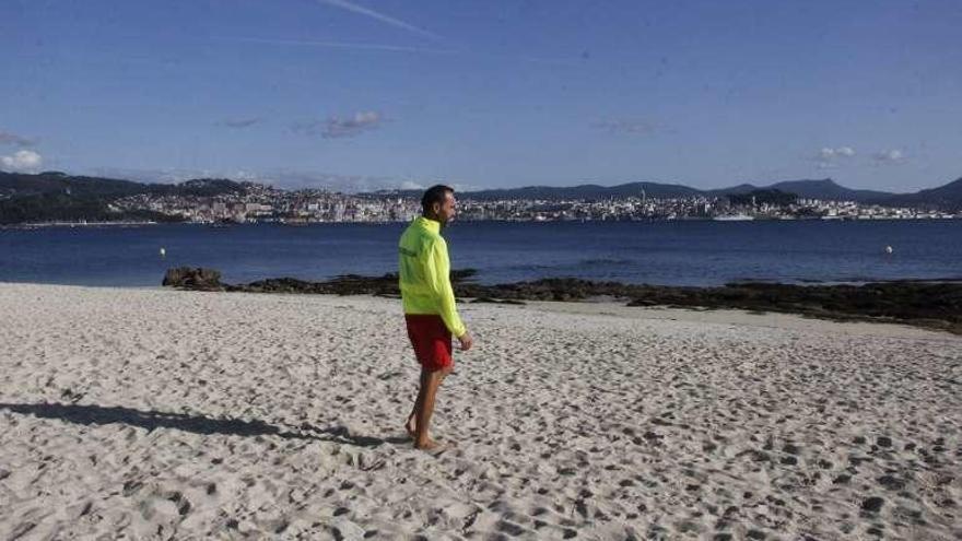 Uno de los socorristas de Moaña, ayer en la playa de O Con. // S.A.