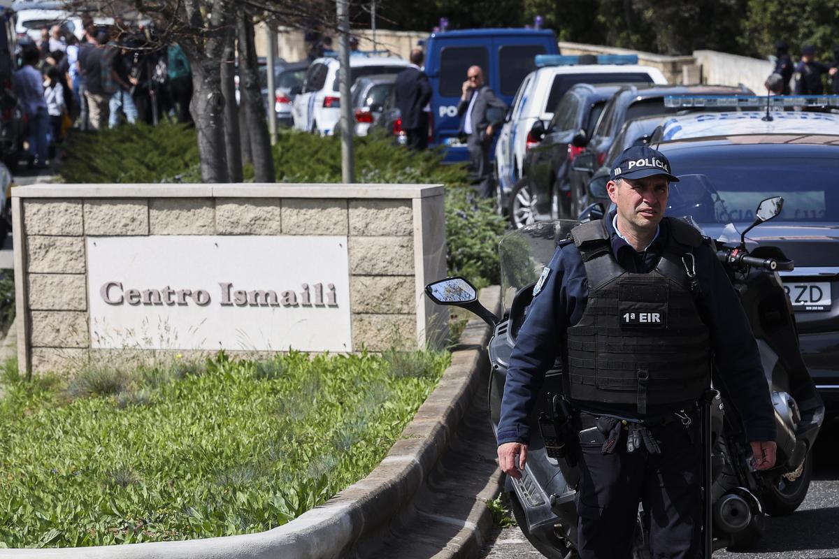 Lisboa (Portugal), 28/03/2023.- Police officers guard at the Ismaili Center in Lisbon, Portugal, 28 March 2023. Two people were killed at the center earlier the day in an assault with a melee weapon, police said. (Atentado, Lisboa) EFE/EPA/ANTONIO COTRIM