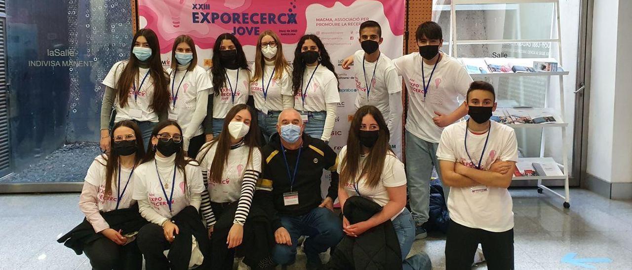 Los 12 alumnos investigadores con Sisco Marco, su tutor.