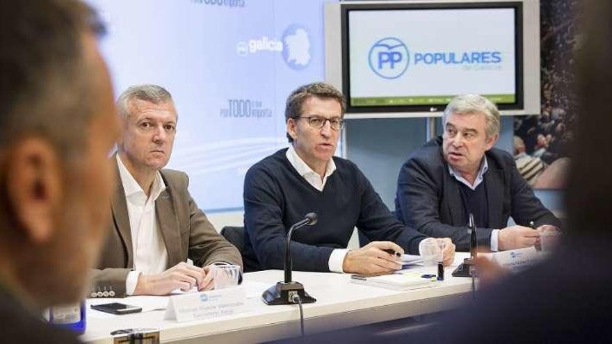 Rueda, Feijóo y Barreiro, ayer, en la ejecutiva del PPdeG. // Óscar Corral