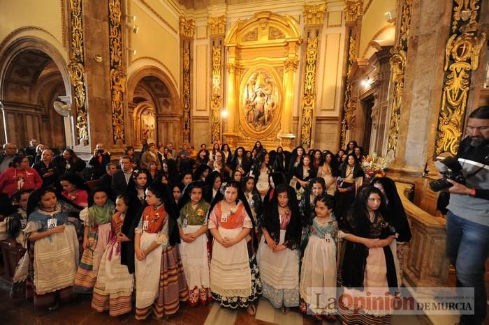 Ofrenda floral a la Virgen de las candidatas a Reina de la Huerta