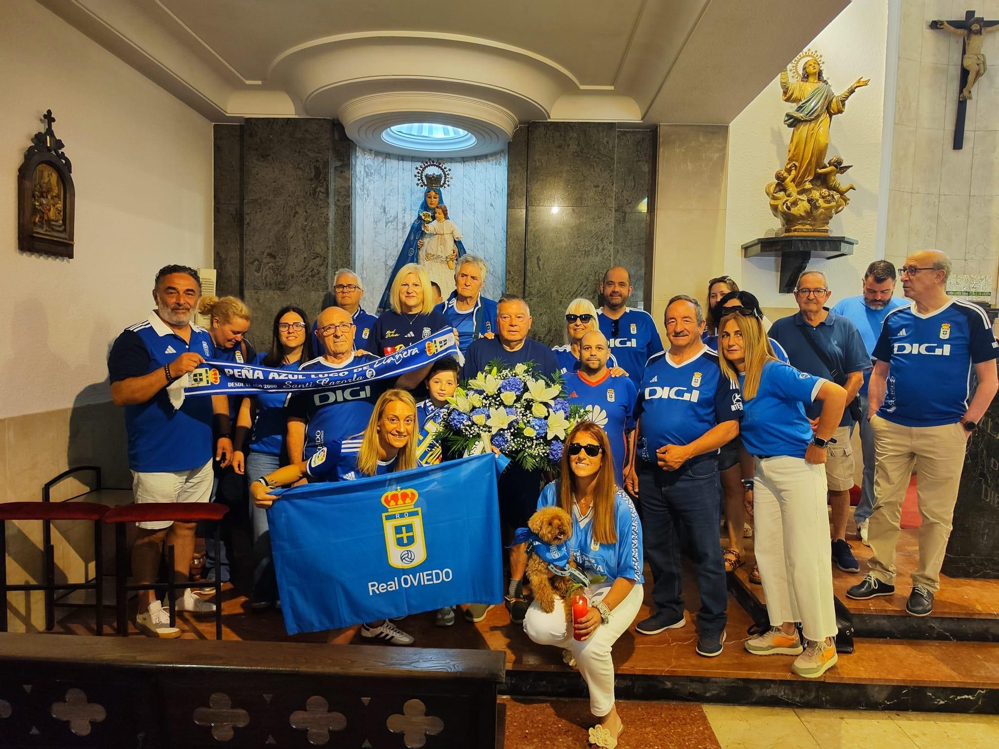 Ofrenda azul en Lugo de Llanera: los oviedistas agradecen a Santa María el ascenso a Primera