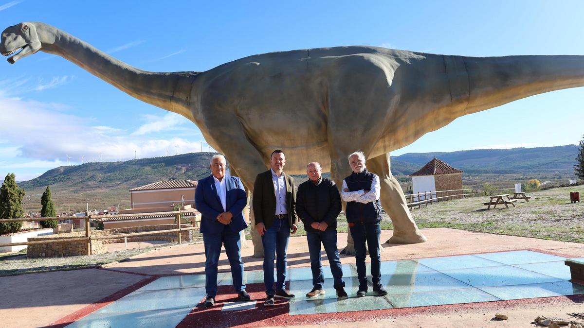 Mompó durante su visita al municipio Aras de los Olmos