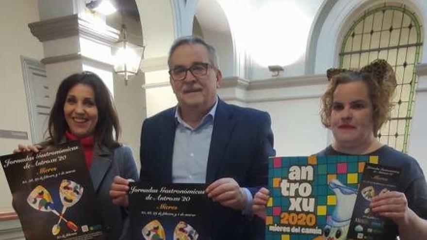 Eva Coppen, Aníbal Vázquez y Beatriz Flórez, en el Ayuntamiento.