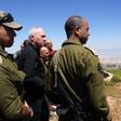 El ministro de Defensa de Israel, Yoav Gallant, junto a varios militares, en un aimagen del pasado miércoles.