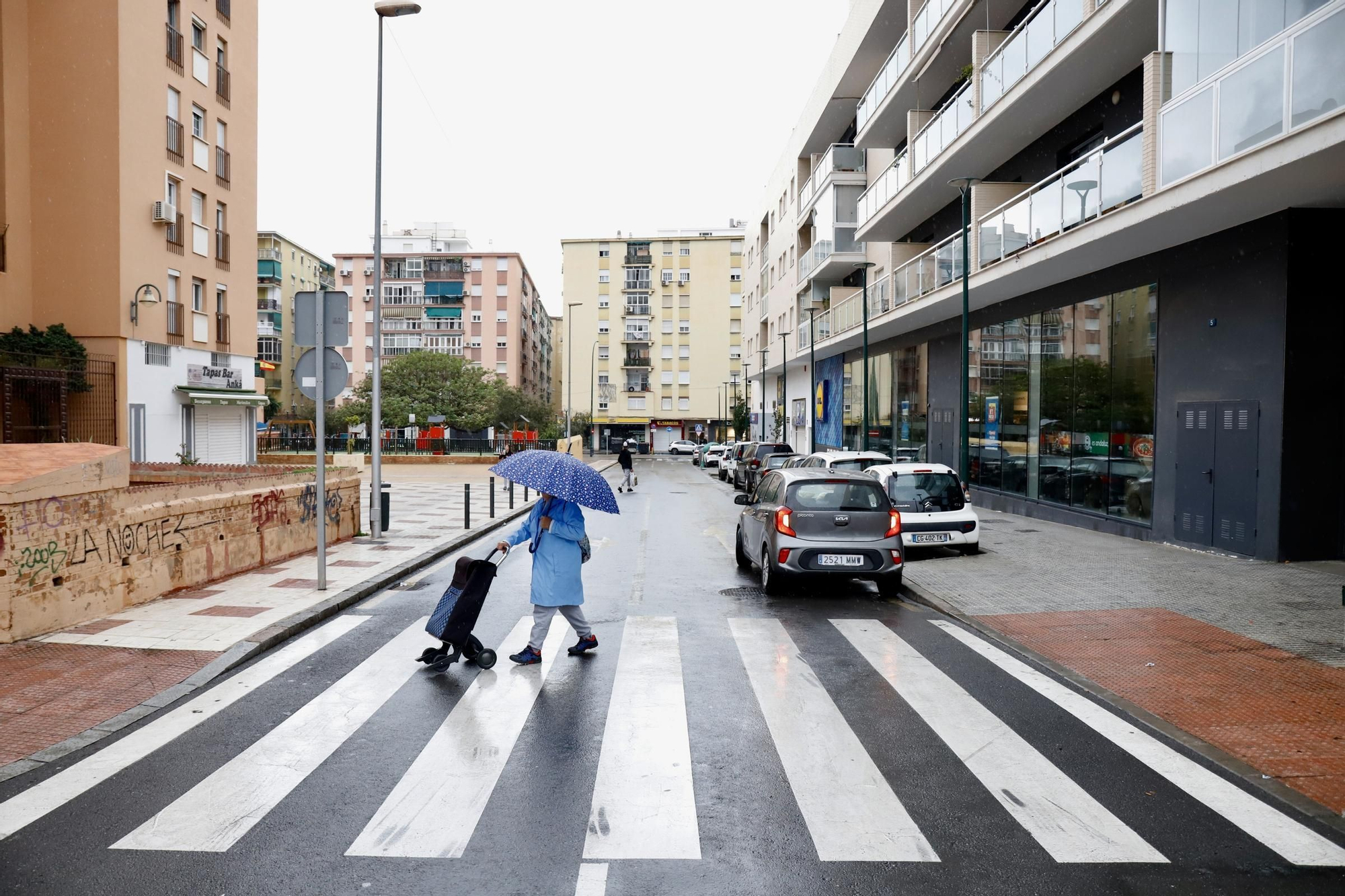Las calles de Málaga, prácticamente vacías ante la alerta roja por fuertes lluvias
