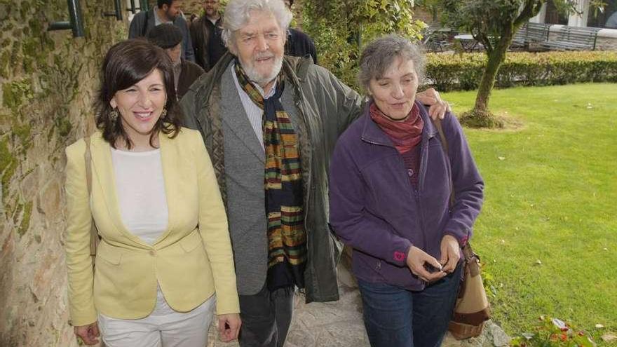 Yolanda Díaz, desde la izquieda, Beiras y Lidia Senra, ayer en Santiago. / xoán álvarez