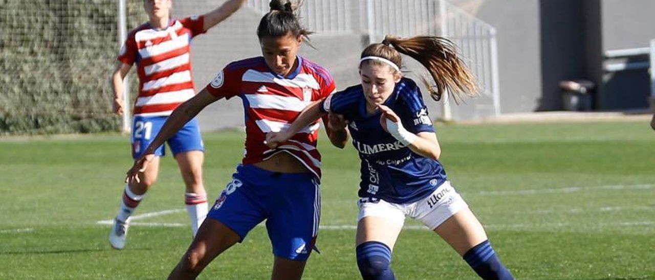 Tatiana pelea un balón con una defensa del Granada. | Real Oviedo Femenino