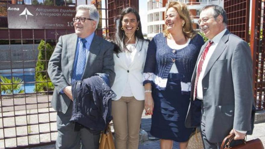 De izqda. a derecha, Bravo de Laguna, Hdez. Bento, Castellano y Berriel, ayer, ante la sede de AENA en Madrid. i ACFI