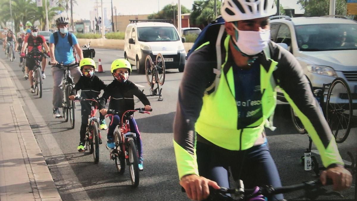 Protesta para exigir la creación de un carril bici a lo largo del litoral de Alicante.