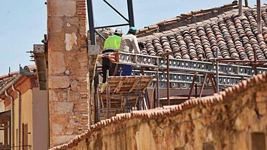 Dos trabajadores de la construcción.