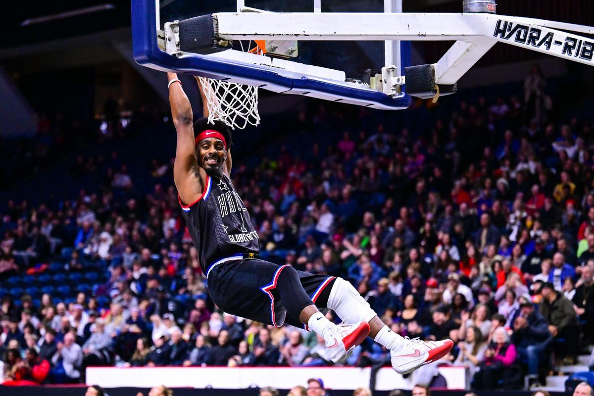 Too Tall durante un partido de exhibición con los Harlem Globetrotters.