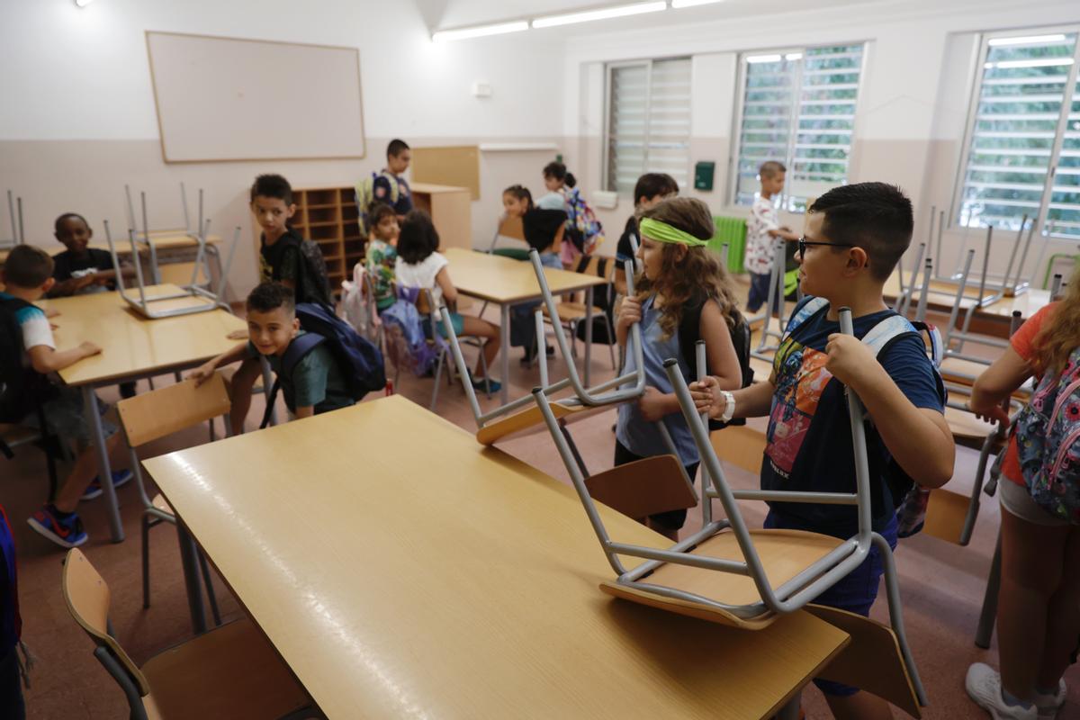 Los alumnos vuelven a las aulas en el colegio Josep Carner de Badalona