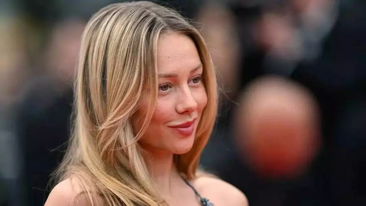 Ester Expósito deslumbra en Cannes con vestido joya de escote imposible