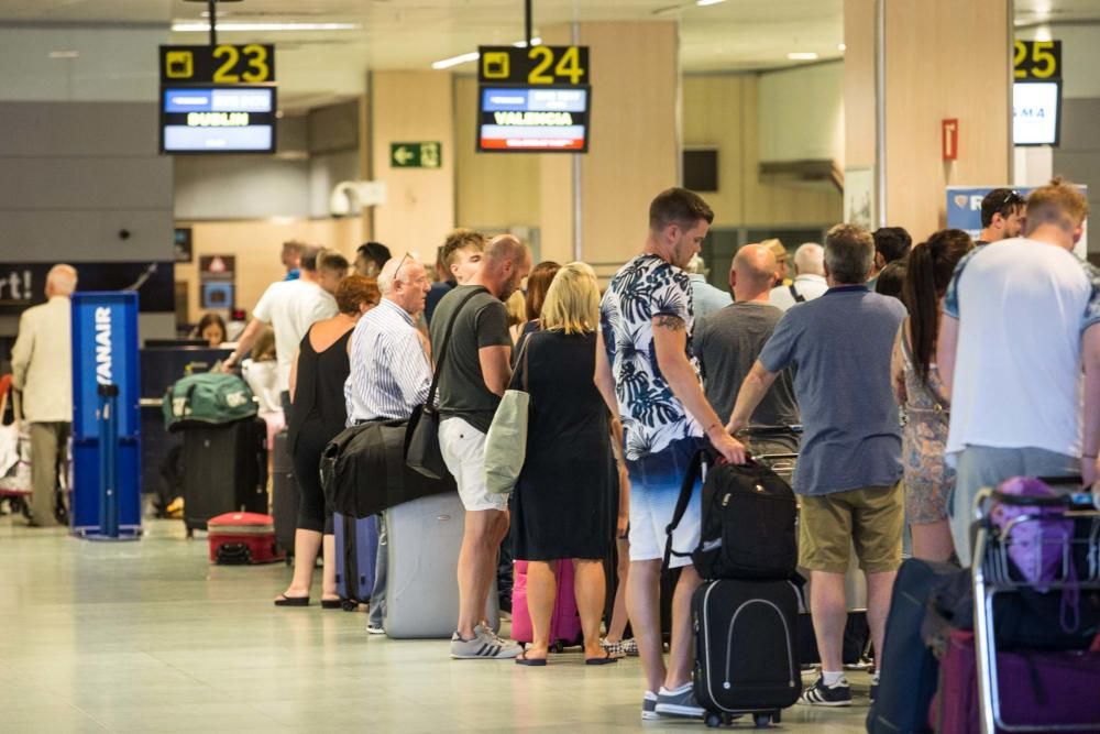 Largas colas para pasar el control de seguridad del aeropuerto de Ibiza