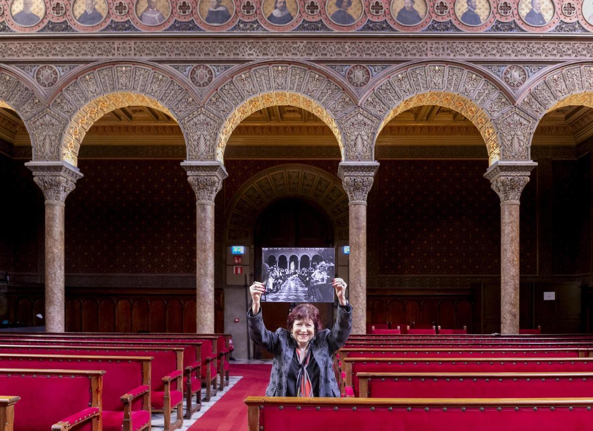 Pilar Aymerich, en el paraninfo de la Universitat de Barcelona, con una copia de la fotografía.