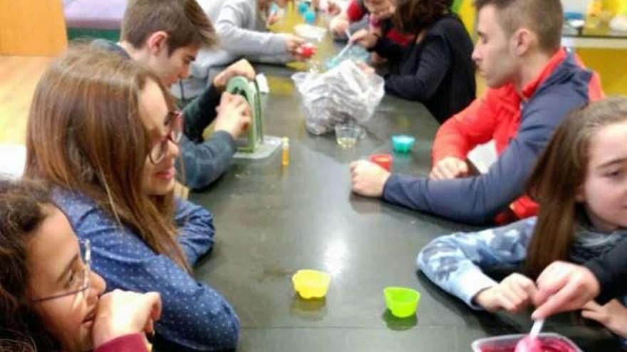 Un grupo de jóvenes en uno de los talleres del &quot;Muévete&quot;.