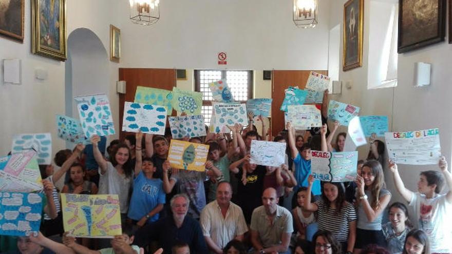 Schüler und Gemeindevertreter bei der Präsentation des Projektes in Pollença.