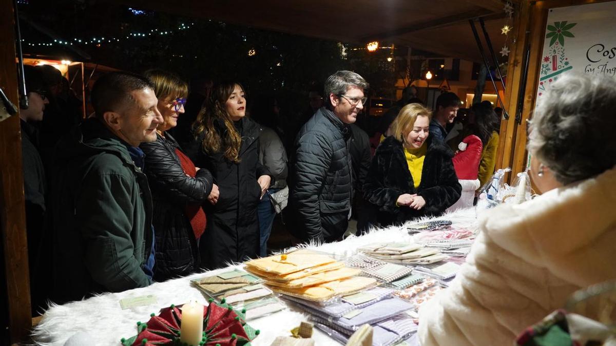 El alcalde y la vicepresidenta de la diputación, en uno de los puestos del mercado.