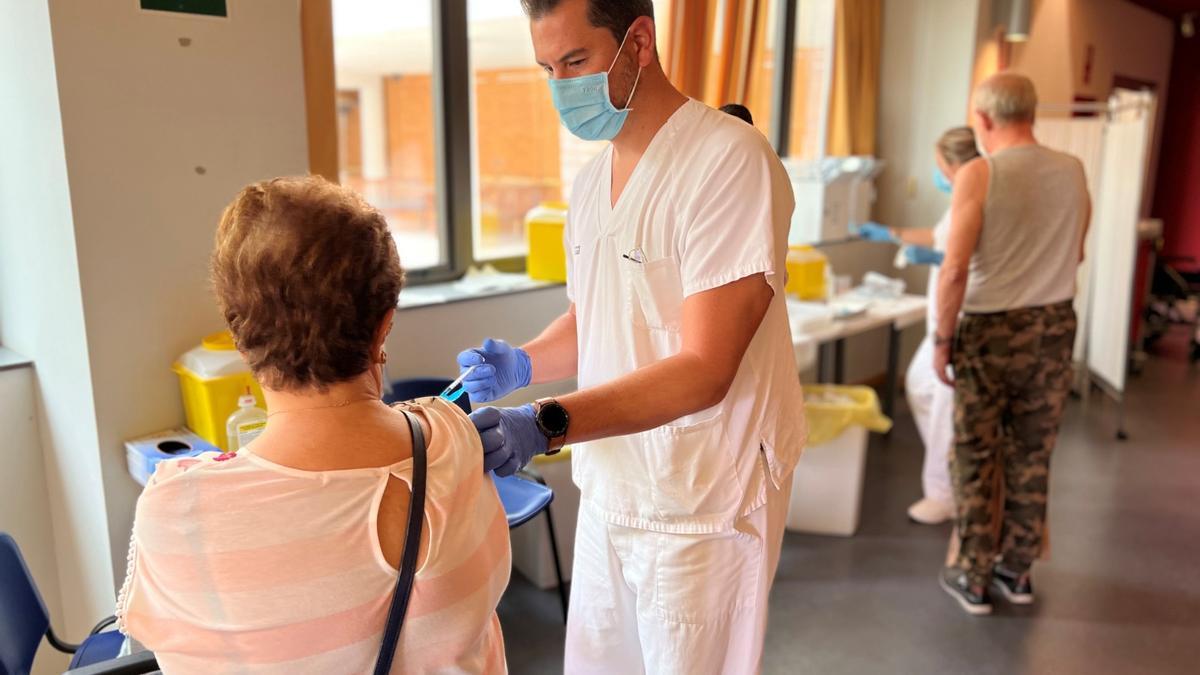 Una paciente se vacuna en uno de los centros de vacunación internacionales de la sanidad valenciana.