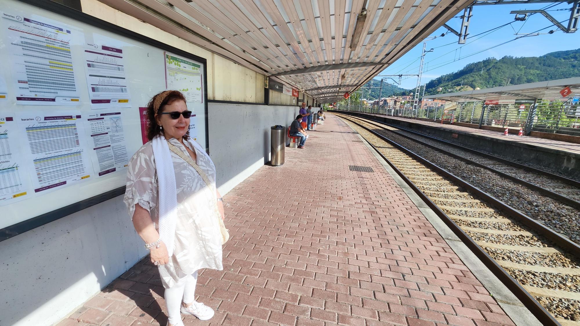 En imágenes: Primer día de las nuevas tarifas en los abonos de transporte en Mieres