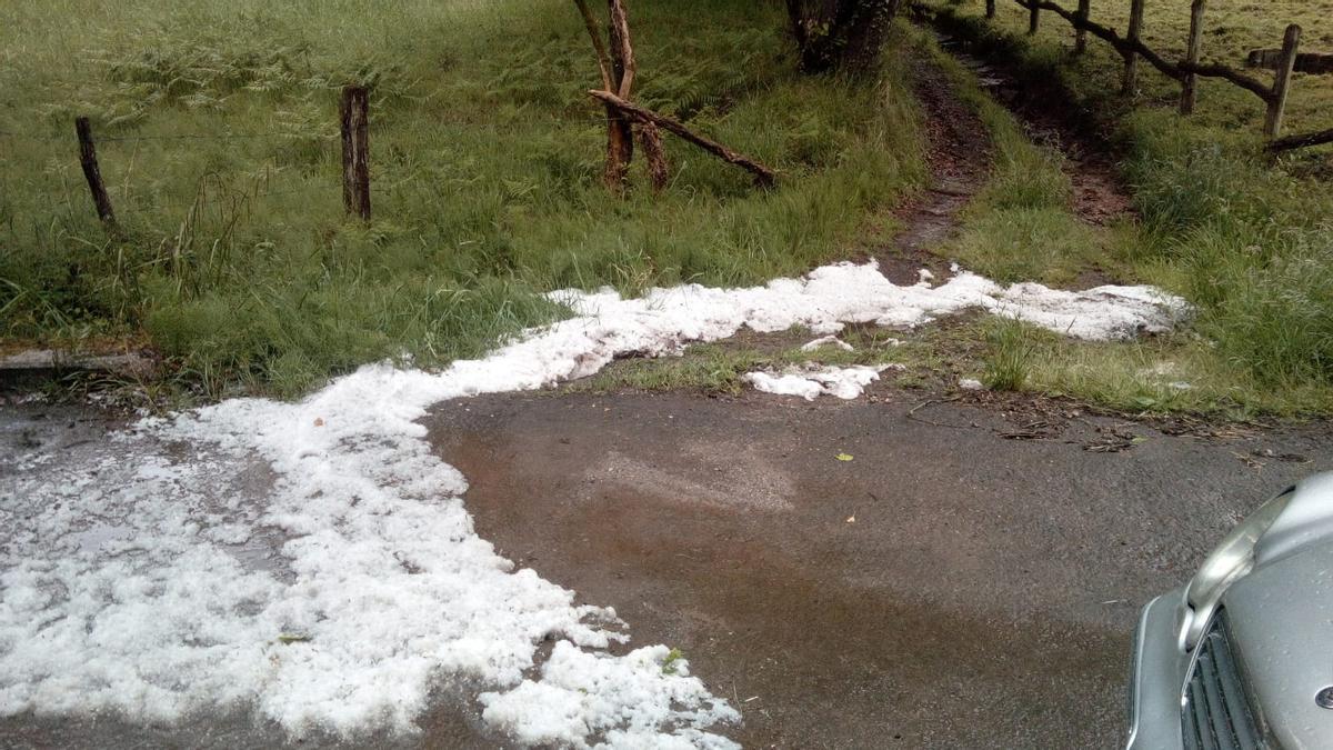 Acumulación de granizo en Muñó (Siero)