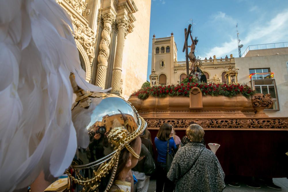 Miles de personas salen a la calle para ver procesionar a seis cofradías