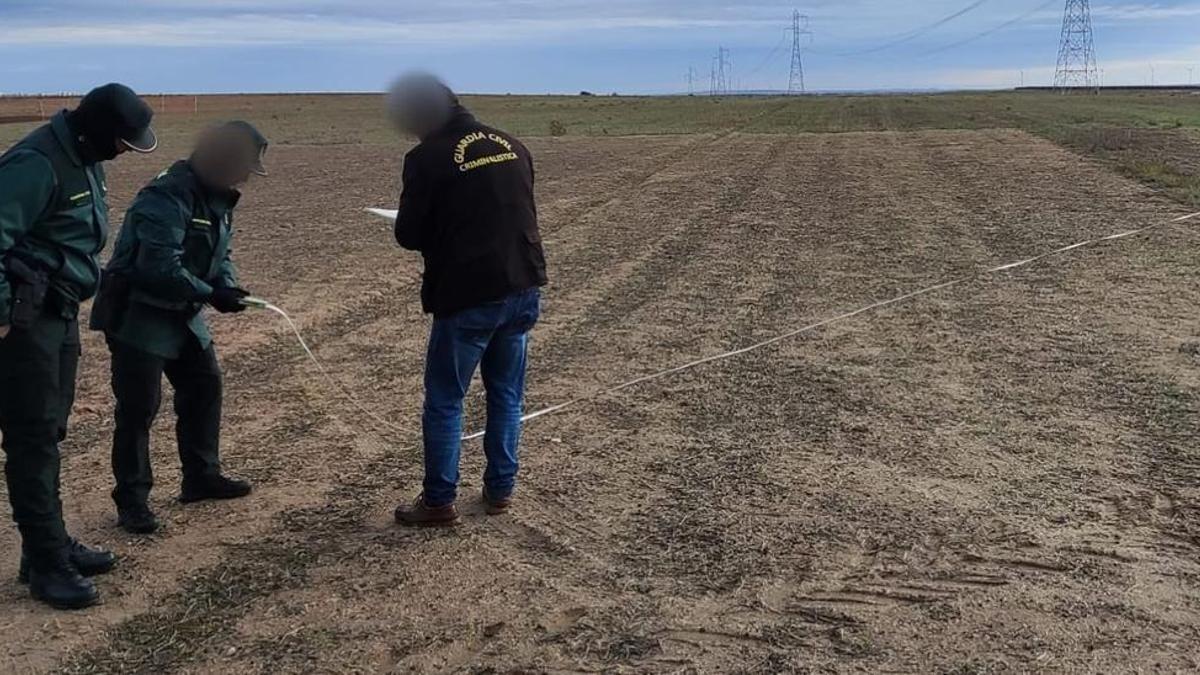 Agentes de la Guardia Civil miden la distancia entre el cercado del rebaño y el lugar del ataque.