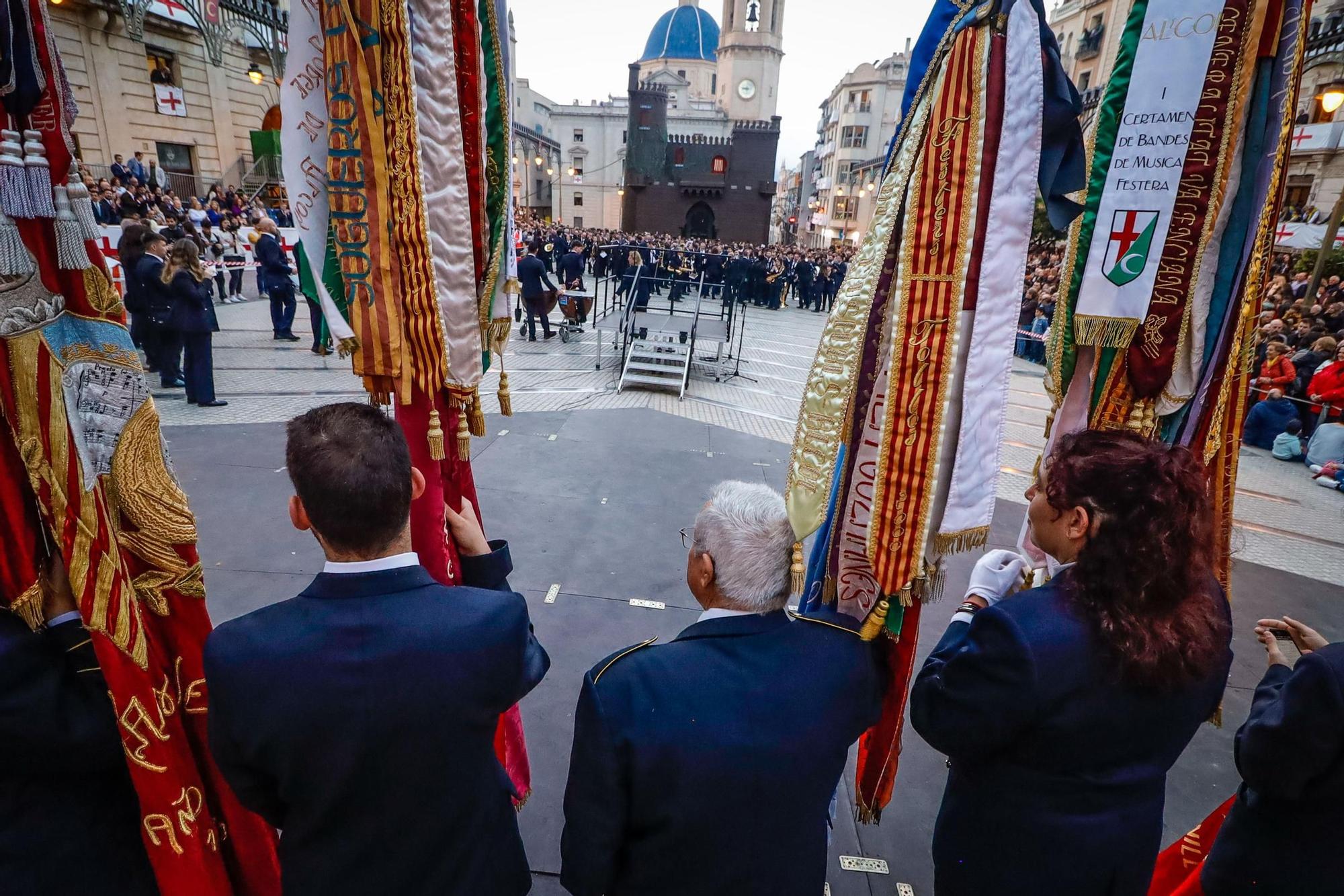 El Himno levanta el telón de la Fiesta en Alcoy