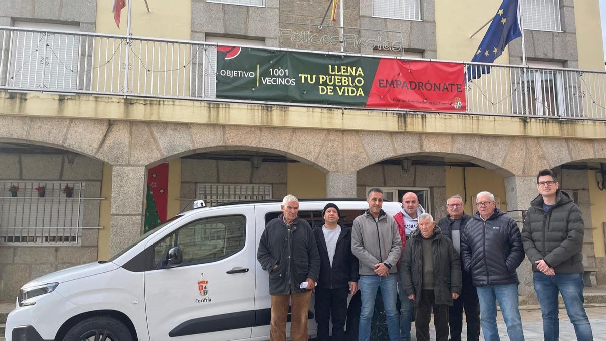 Foto de la corporación con el taxi